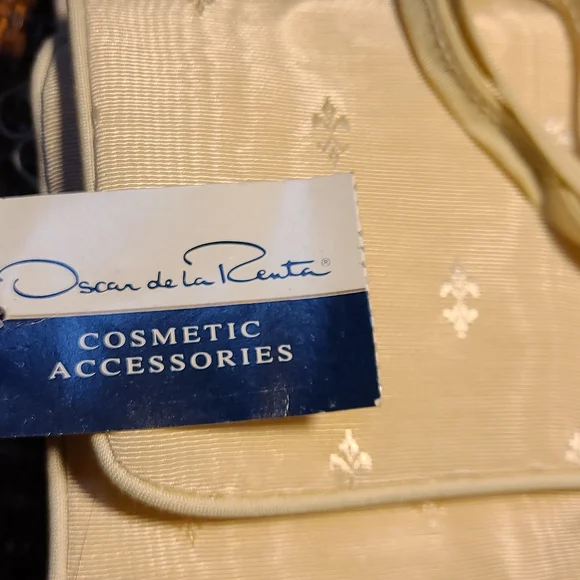 2 piece Oscar de la Renta cosmetic bags - Picture 3 of 9